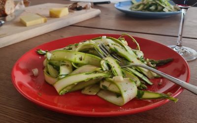 Salade d’asperges crues au poivre rose